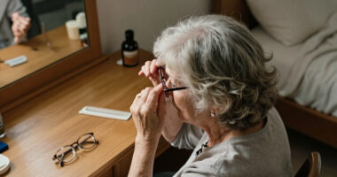How To Wear A Wig With Glasses After 60: A Comfort-First Fit Guide